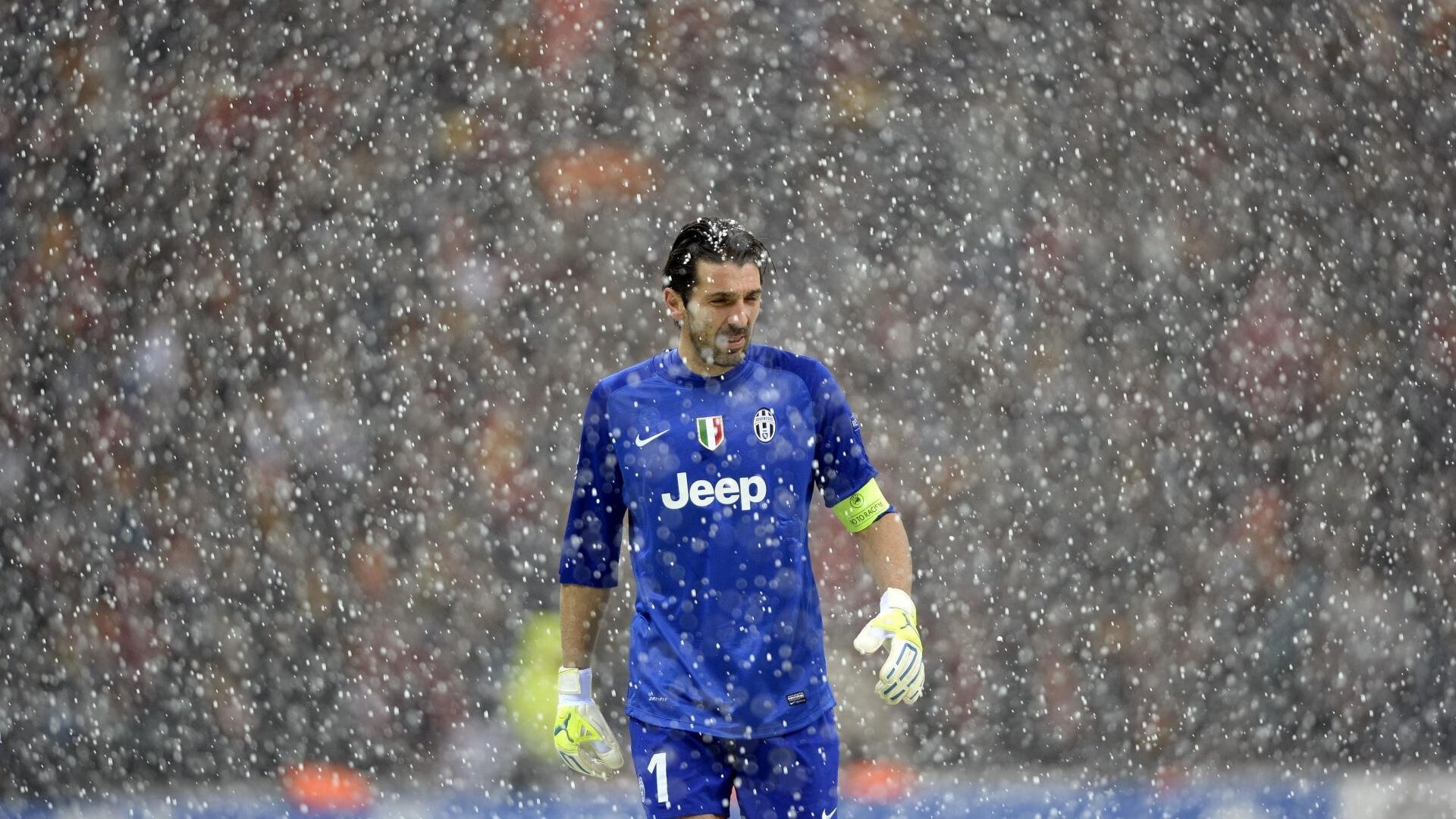 红海啸吞没赛道，当萨拉赫的引擎在F1街道赛之夜轰鸣